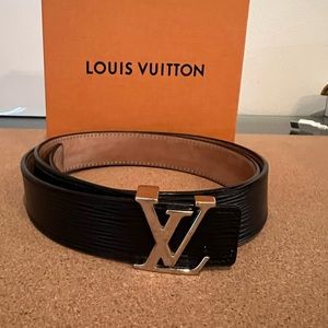 21
LOUIS VUITTON
Epi 30mm LV Initiales Belt 90/36 Black